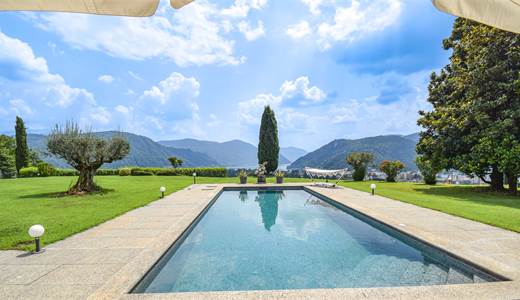 PRESTIGIOSA VILLA CON VISTA LAGO