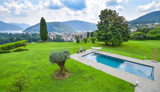 PRESTIGIOSA VILLA CON VISTA LAGO