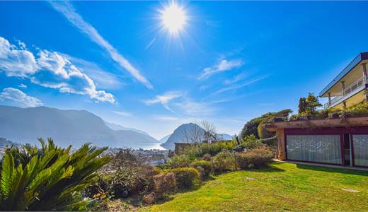PRESTIGIOSO APPARTAMENTO CON GIARDINO E VISTA LAGO